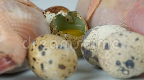 白色背景鹌鹑蛋旁边的塑料棕色托盘中鹌鹑的新鲜肉旋转视频的预览图