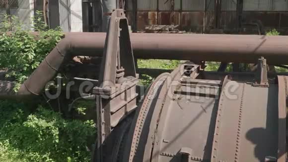 废弃冶金厂的旧生锈金属结构视频的预览图