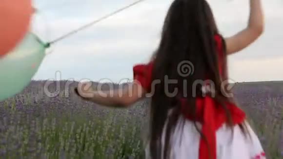 有气球在薰衣草里跑的女孩视频的预览图