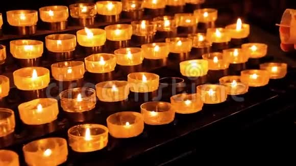 在德国科隆的天主教大教堂关闭蜡烛祈祷茶烛视频的预览图