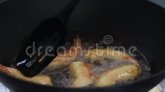 在热黑锅里用天妇罗面粉做炸虾视频的预览图