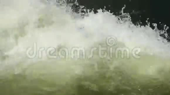 泡沫飞溅和波浪一条美丽的山涧有瀑布大伊尔古门河流入卡屯视频的预览图