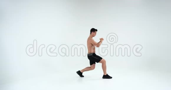 年轻的运动员在运动和慢跑之前做热身4k视频的预览图