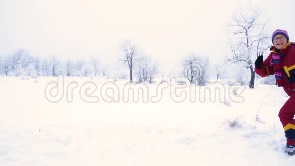 四个人一起奔跑在冬季的风景中视频的预览图