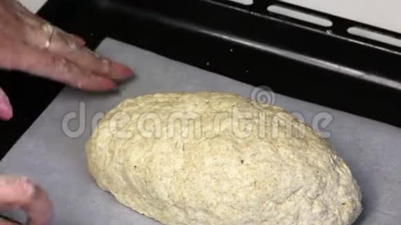 烤片上有一块用面粉做的面团以面包的形式出现女人用一个视频的预览图