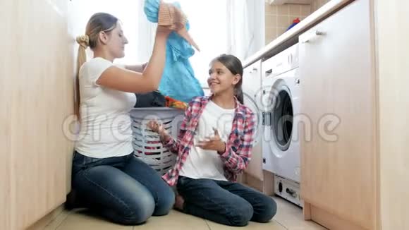 4k视频可爱的少女帮妈妈洗衣服视频的预览图