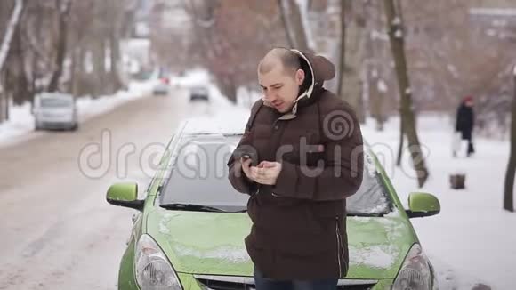 一辆破车在冬天的路上一个男人打电话哭着求救视频的预览图