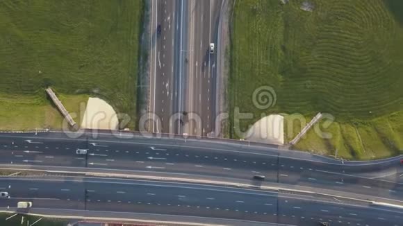 夏季交通枢纽交通交叉路口的空中镜头从上方可看到日景视频的预览图