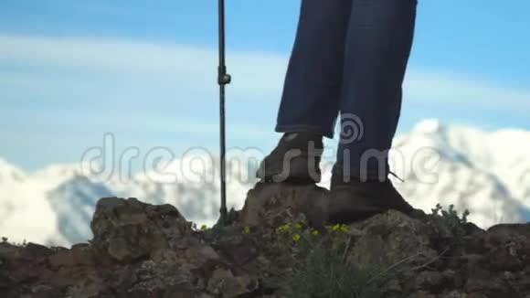 旅行者的女人用棍子在山坡上追踪基本上是腿视频的预览图