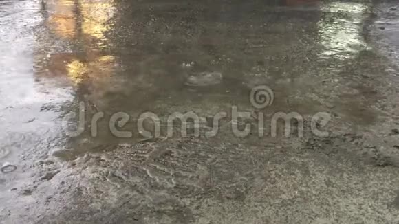 晚上下雨天下雨滴在地板上视频的预览图