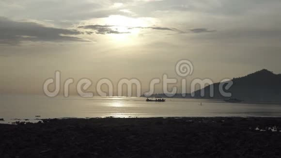 清晨日出在印度尼西亚的巴厘岛热带海滩上渔船漂浮在海湾上视频的预览图
