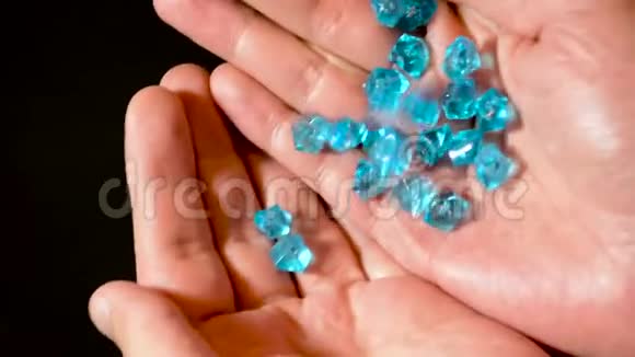 男士双手滚动蓝色钻石或宝石检查质量视频的预览图