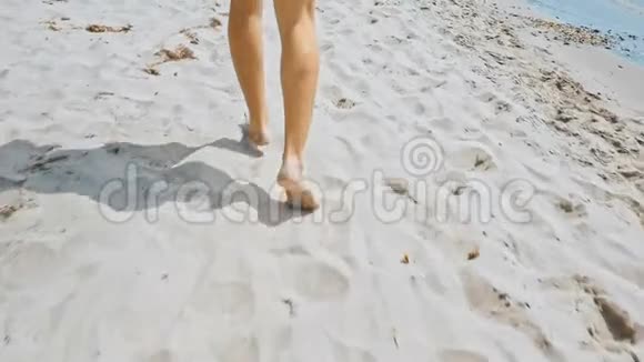 在海边的热带沙滩上慢跑视频的预览图