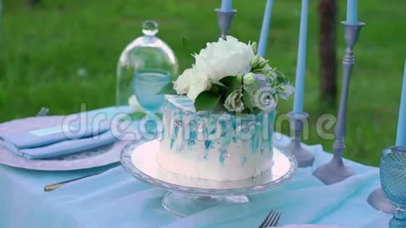 公园室外装饰餐桌上的婚礼蛋糕视频的预览图