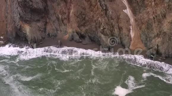 强烈波涛汹涌的海面上的海岸岩石视频的预览图