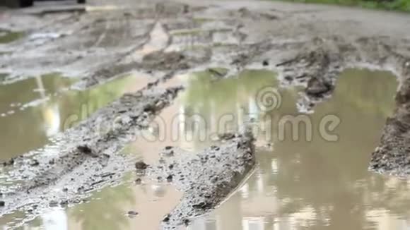 泥泞的道路视频的预览图