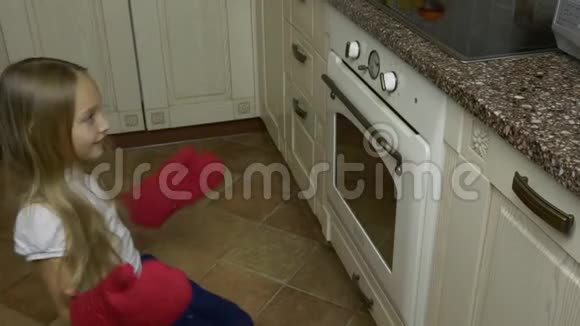 快乐的小女孩在家里的厨房里烤饼干家用电器和自制糕点年轻的白人女孩视频的预览图