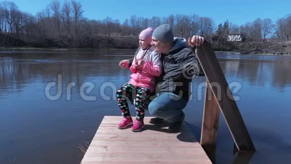 父亲和小女儿在河边聊天视频的预览图