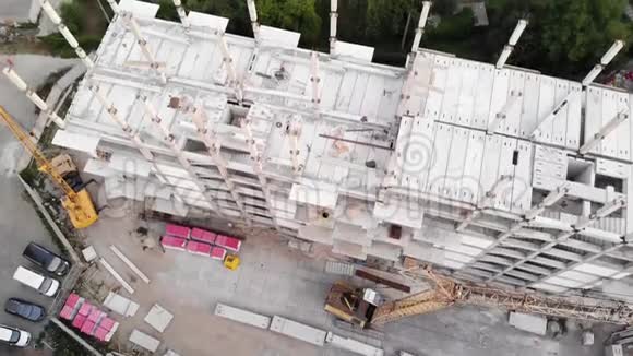 从一栋高层建筑在施工过程中的无人机上看视频的预览图