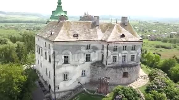 从无人驾驶飞机到奥列斯科历史城堡和公园的空中快速移动镜头视频的预览图
