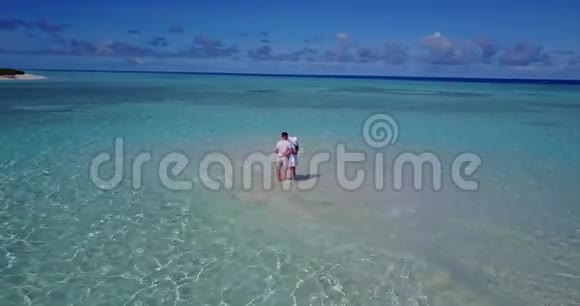 V03908飞机飞行无人机马尔代夫白色沙滩2人年轻夫妇浪漫爱情阳光明媚视频的预览图
