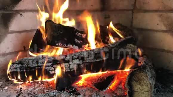有火焰的壁炉视频的预览图