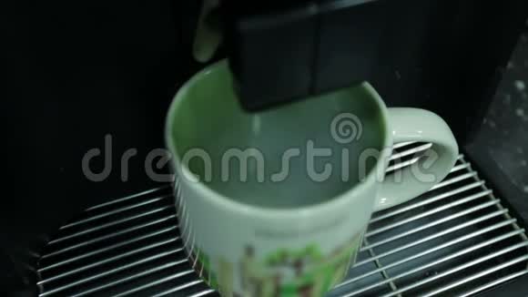 机器把咖啡拿铁倒入N快关门视频的预览图