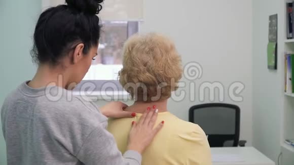 医生检查老年妇女的脊柱视频的预览图