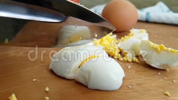 手刀在木板上切鸡蛋西红柿蛋白视频的预览图