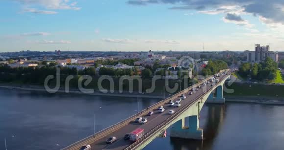汽车在跨河的桥上行驶视频的预览图