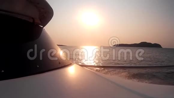 在海上美丽的日落背景下的船头视频的预览图