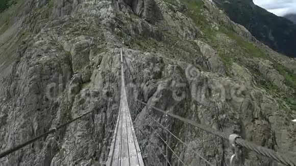 穿过Trift大桥环湖和山脉瑞士国家公园视频的预览图