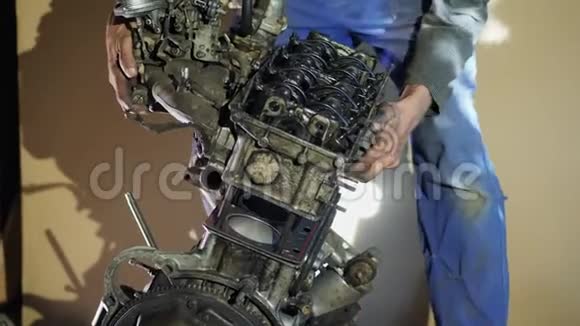 汽车修理工收集翻新过的旧汽车发动机视频的预览图