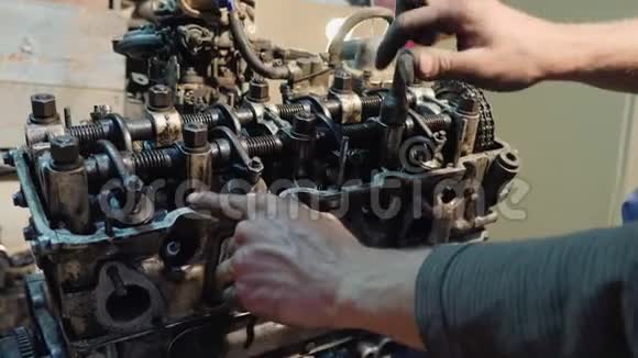汽车修理工收集翻新过的旧汽车发动机视频的预览图