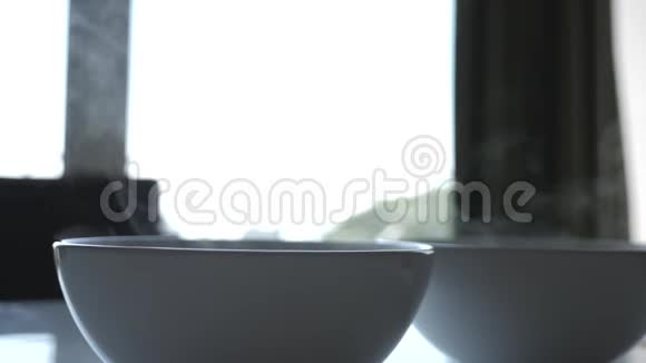 在阳光的背景下白色的热汤一盘汤里的热蒸汽视频的预览图