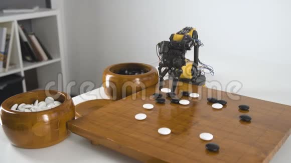 玩中国围棋游戏的机器人手臂顶部视图智能机械手实验工业机器人模型视频的预览图