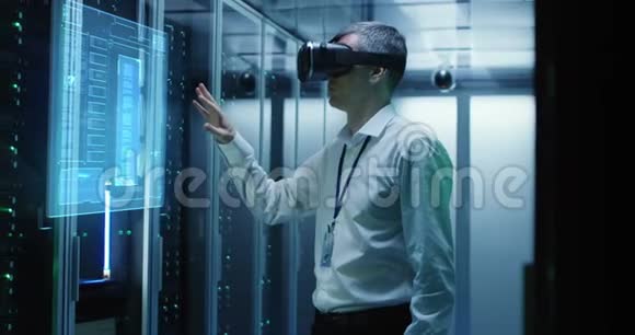 戴着VR眼镜的人在数据中心工作视频的预览图