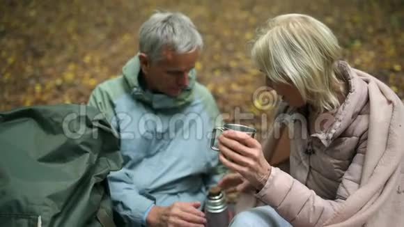 令人愉快的老年夫妇在森林里吃午饭视频的预览图