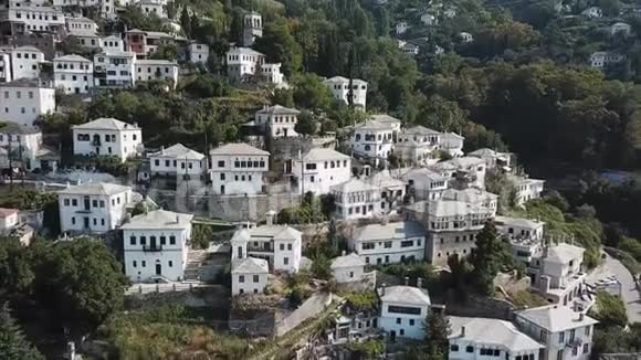 山坡上的希腊民居鸟瞰视频的预览图