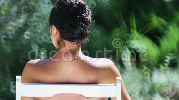 美丽的年轻女孩在热带的别墅里休息视频的预览图