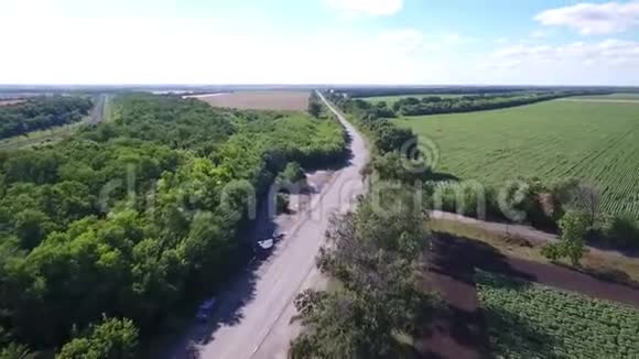 无人驾驶飞机飞过高速公路视频的预览图