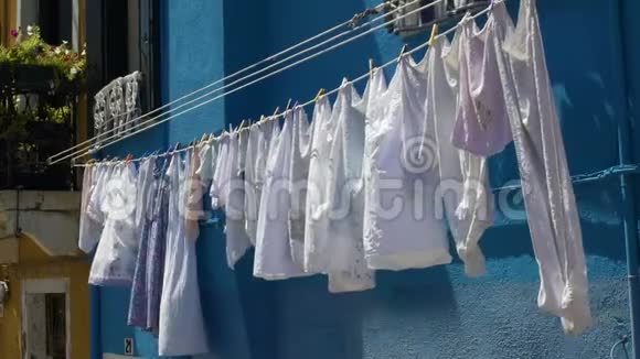 新鲜的白色洗衣房在风中干燥环保洗衣粉的香气视频的预览图