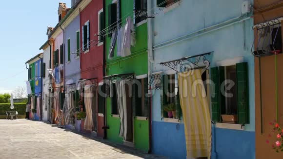 意大利威尼斯布拉诺岛色彩鲜艳的房子里的日常生活视频的预览图