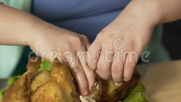 肥胖妇女双手进食障碍撕全鸡肉视频的预览图