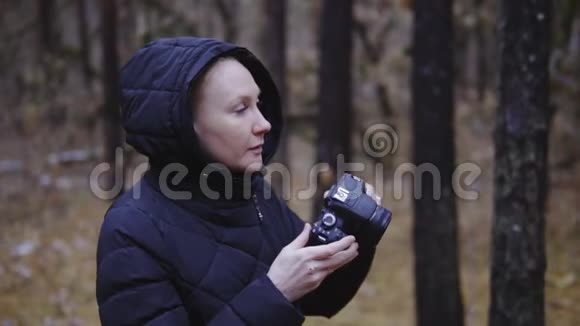 女游客摄影师拍摄大自然的照片电影拍摄慢镜头拍摄视频的预览图
