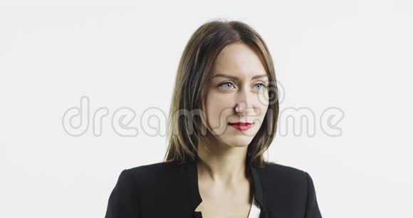 肖像年轻商务女性穿着黑色夹克微笑和笑视频的预览图