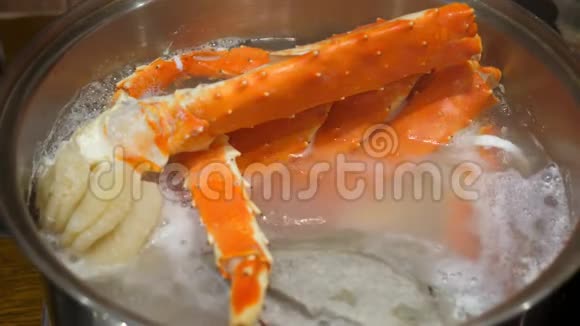 大红蟹爪在锅里煮美味可口视频的预览图