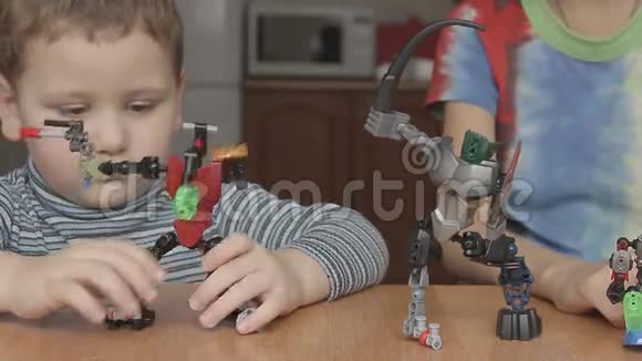 男孩玩机器人从设计师视频的预览图