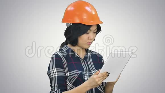 亚洲工程师女士白色背景平板电脑视频的预览图