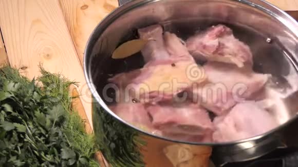 准备牛肉汤把配料放进锅里视频的预览图